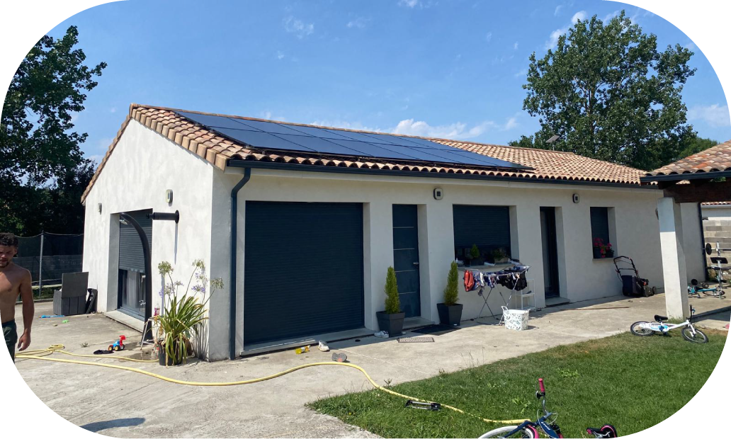 Photo d'une installation de panneaux solaires réalisée par les équipes Avisun