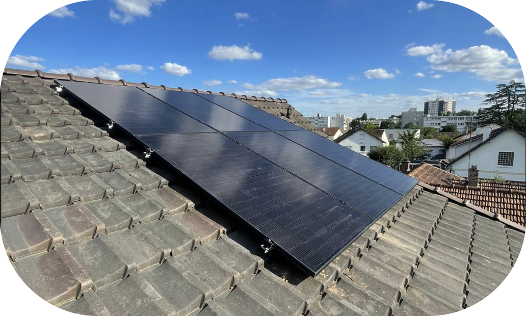 Photo d'une installation de panneaux solaires réalisée par les équipes Avisun