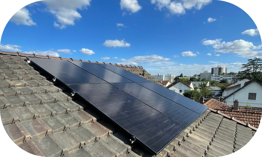 Photo d'une installation de panneaux solaires en toiture réalisée par les équipes Avisun