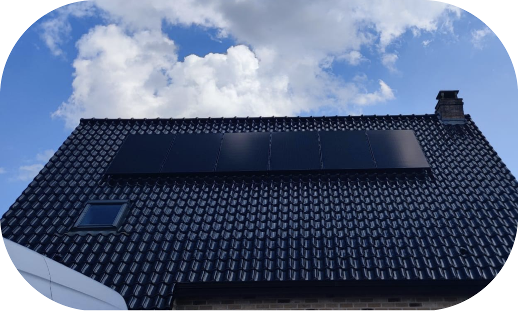 Photo d'une installation de panneaux solaires réalisée par les équipes Avisun